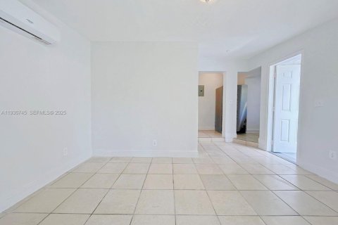 House in Miami, Florida 1 bedroom, 170.48 sq.m. № 1994667 - photo 5