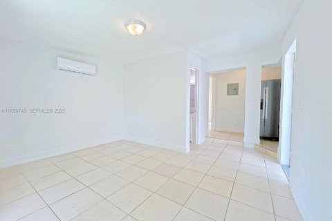 House in Miami, Florida 1 bedroom, 170.48 sq.m. № 1994667 - photo 4
