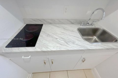 House in Miami, Florida 1 bedroom, 170.48 sq.m. № 1994667 - photo 11