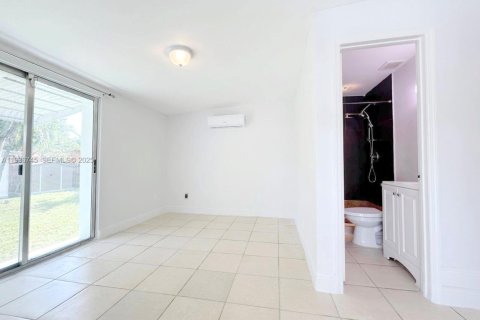 House in Miami, Florida 1 bedroom, 170.48 sq.m. № 1994667 - photo 3