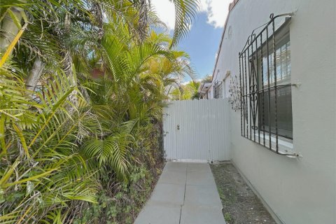 House in Miami, Florida 1 bedroom, 170.48 sq.m. № 1994667 - photo 17