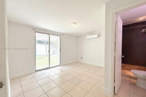 House in Miami, Florida 1 bedroom, 170.48 sq.m. № 1994667 - photo 2