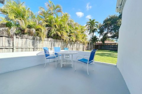 House in Miami, Florida 1 bedroom, 170.48 sq.m. № 1994667 - photo 1