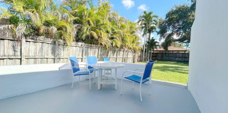 House in Miami, Florida 1 bedroom, 170.48 sq.m. № 1994667