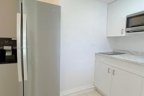 House in Miami, Florida 1 bedroom, 170.48 sq.m. № 1994667 - photo 8