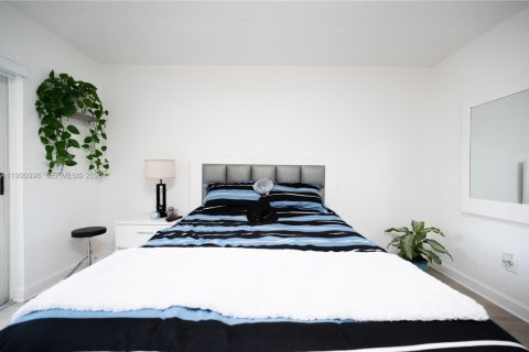 Купить кондоминиум в Хайалиа, Флорида 2 спальни, № 2057358 - фото 14