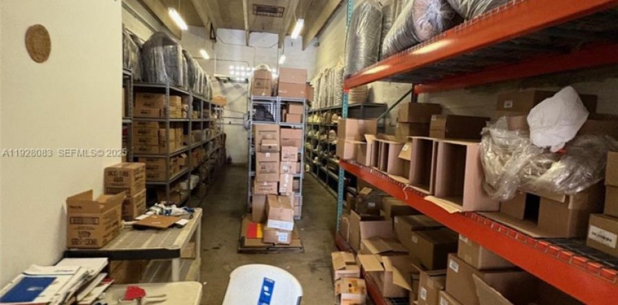 Коммерческая недвижимость в Майами, Флорида № 1988269