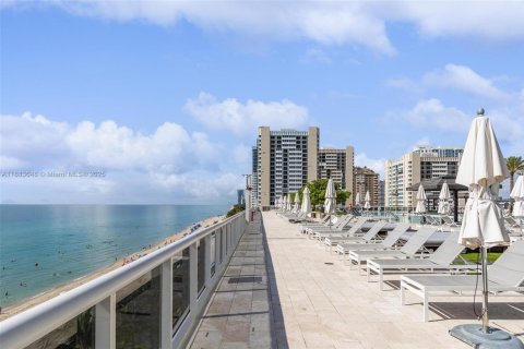 Condo in Hallandale Beach, Florida, 2 bedrooms  № 2052986 - photo 23