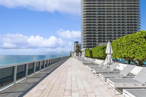 Condo in Hallandale Beach, Florida, 2 bedrooms  № 2052986 - photo 18