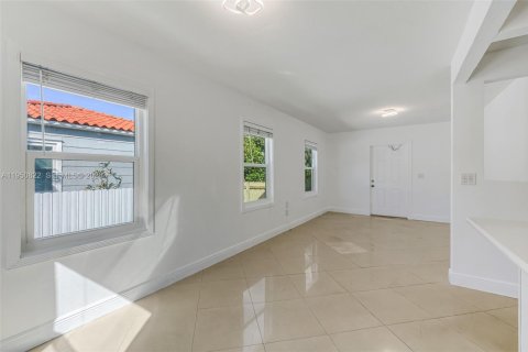 Villa ou maison à vendre à Miami Springs, Floride: 4 chambres, 110.27 m2 № 2026224 - photo 9