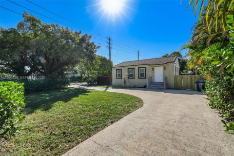 Villa ou maison à vendre à Miami Springs, Floride: 4 chambres, 110.27 m2 № 2026224 - photo 2