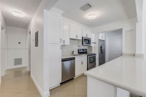 Villa ou maison à vendre à Miami Springs, Floride: 4 chambres, 110.27 m2 № 2026224 - photo 12