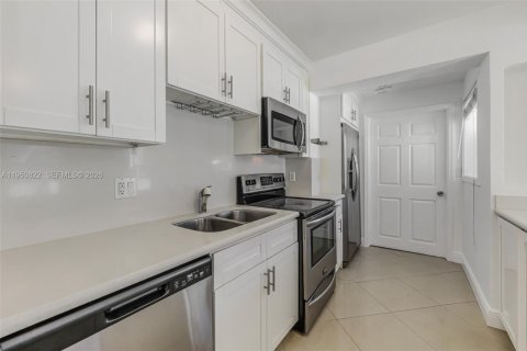 Villa ou maison à vendre à Miami Springs, Floride: 4 chambres, 110.27 m2 № 2026224 - photo 14