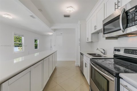 Villa ou maison à vendre à Miami Springs, Floride: 4 chambres, 110.27 m2 № 2026224 - photo 15