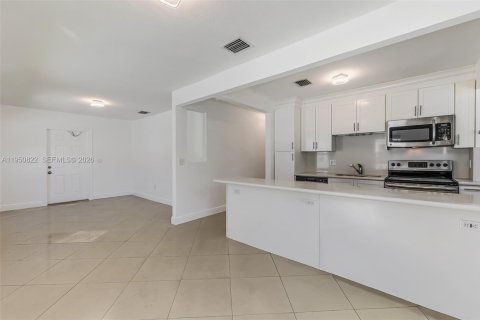 Villa ou maison à vendre à Miami Springs, Floride: 4 chambres, 110.27 m2 № 2026224 - photo 10