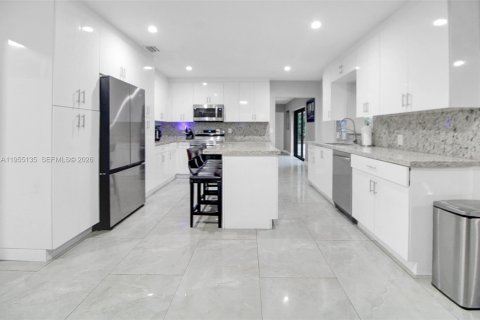 House in Miami, Florida 4 bedrooms, 493.31 sq.m. № 2010157 - photo 21