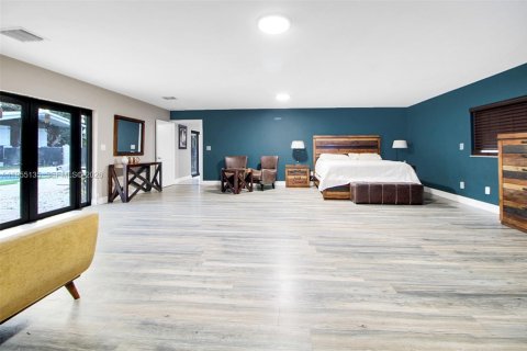 House in Miami, Florida 4 bedrooms, 493.31 sq.m. № 2010157 - photo 13