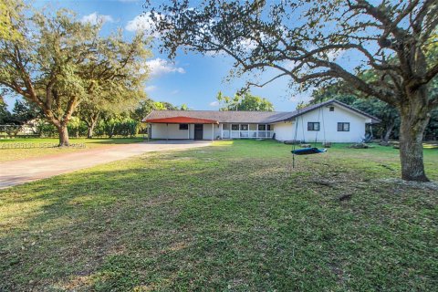 House in Miami, Florida 4 bedrooms, 493.31 sq.m. № 2010157 - photo 4