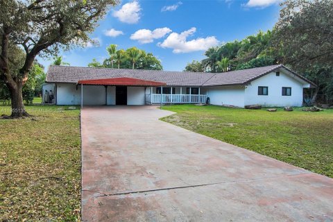 House in Miami, Florida 4 bedrooms, 493.31 sq.m. № 2010157 - photo 5