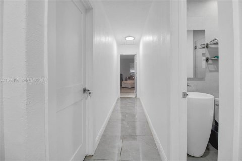 House in Miami, Florida 4 bedrooms, 493.31 sq.m. № 2010157 - photo 24