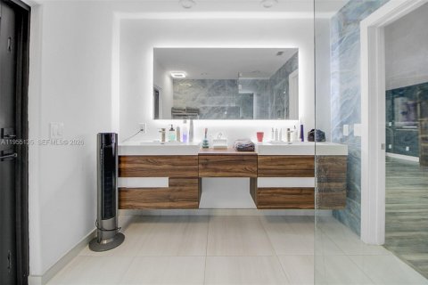 House in Miami, Florida 4 bedrooms, 493.31 sq.m. № 2010157 - photo 15