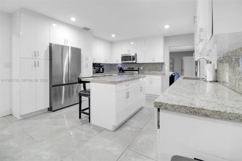 House in Miami, Florida 4 bedrooms, 493.31 sq.m. № 2010157 - photo 20