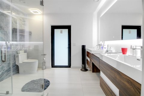 House in Miami, Florida 4 bedrooms, 493.31 sq.m. № 2010157 - photo 14