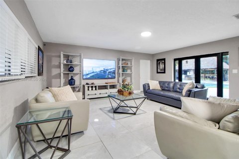 House in Miami, Florida 4 bedrooms, 493.31 sq.m. № 2010157 - photo 9