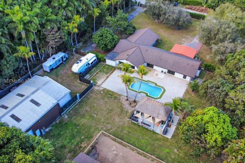 House in Miami, Florida 4 bedrooms, 493.31 sq.m. № 2010157 - photo 2