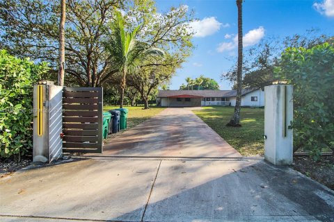 House in Miami, Florida 4 bedrooms, 493.31 sq.m. № 2010157 - photo 3