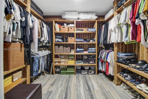 House in Miami, Florida 4 bedrooms, 493.31 sq.m. № 2010157 - photo 17