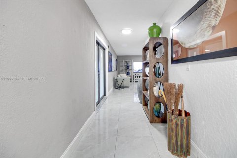 House in Miami, Florida 4 bedrooms, 493.31 sq.m. № 2010157 - photo 8