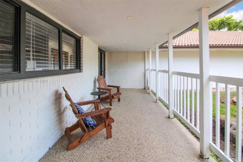 House in Miami, Florida 4 bedrooms, 493.31 sq.m. № 2010157 - photo 7