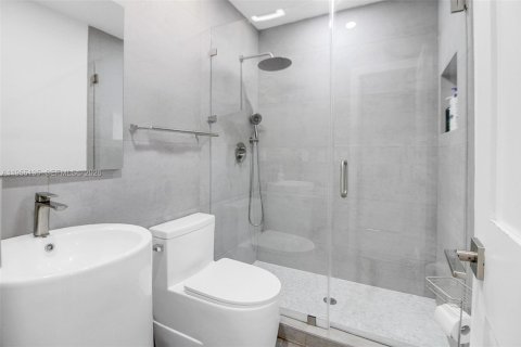 House in Miami, Florida 4 bedrooms, 493.31 sq.m. № 2010157 - photo 25