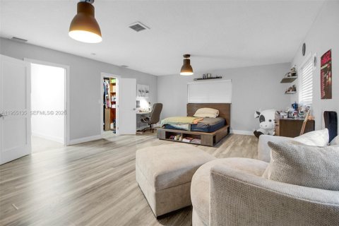 House in Miami, Florida 4 bedrooms, 493.31 sq.m. № 2010157 - photo 28