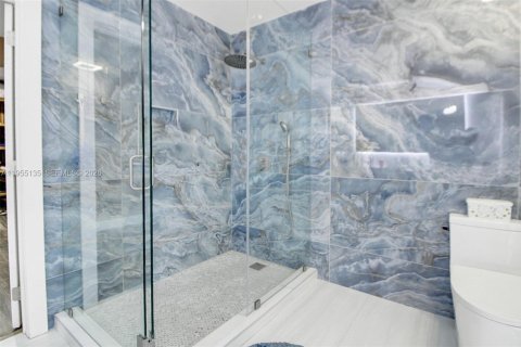House in Miami, Florida 4 bedrooms, 493.31 sq.m. № 2010157 - photo 16