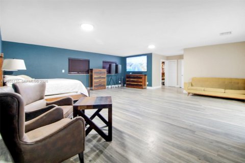 House in Miami, Florida 4 bedrooms, 493.31 sq.m. № 2010157 - photo 11