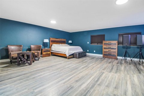 House in Miami, Florida 4 bedrooms, 493.31 sq.m. № 2010157 - photo 12