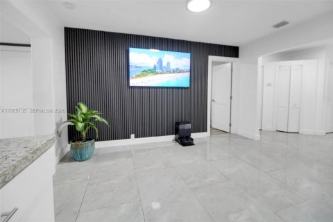 House in Miami, Florida 4 bedrooms, 493.31 sq.m. № 2010157 - photo 22