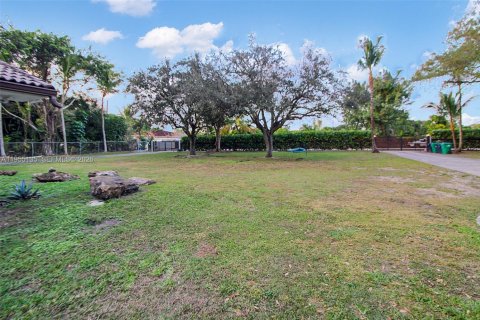 House in Miami, Florida 4 bedrooms, 493.31 sq.m. № 2010157 - photo 6