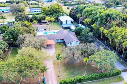 House in Miami, Florida 4 bedrooms, 493.31 sq.m. № 2010157