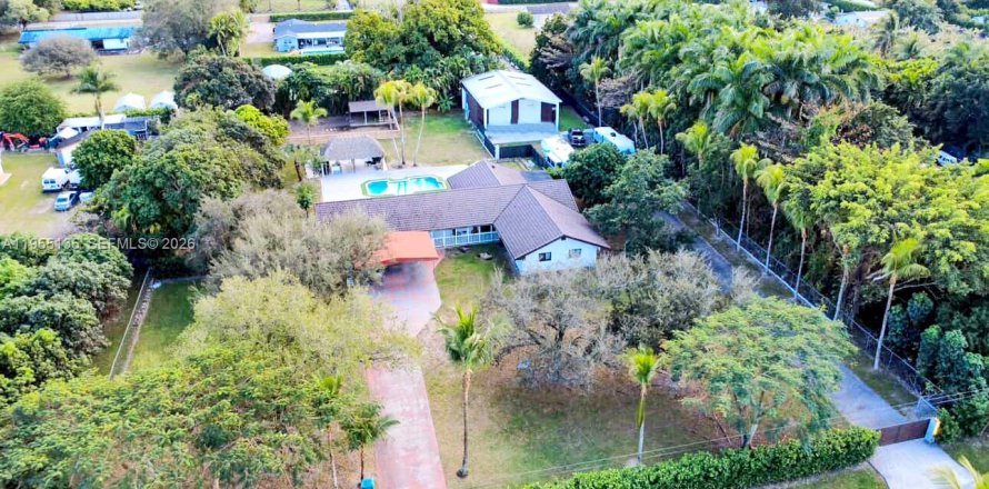 House in Miami, Florida 4 bedrooms, 493.31 sq.m. № 2010157