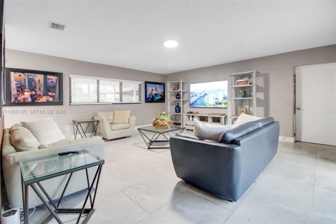 House in Miami, Florida 4 bedrooms, 493.31 sq.m. № 2010157 - photo 10