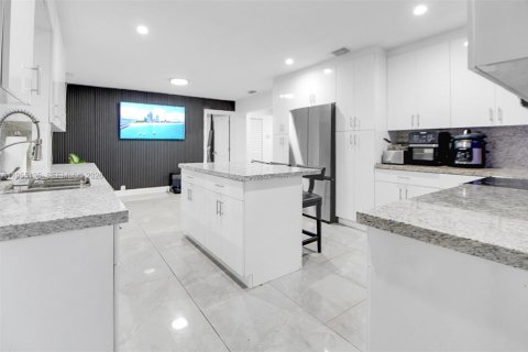 House in Miami, Florida 4 bedrooms, 493.31 sq.m. № 2010157 - photo 19