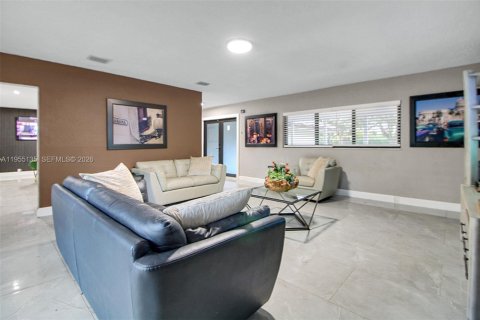 House in Miami, Florida 4 bedrooms, 493.31 sq.m. № 2010157 - photo 18