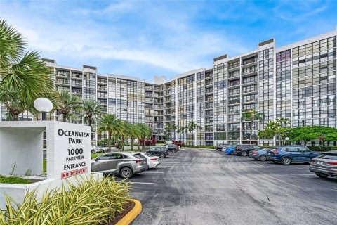 Condominio en venta en Hallandale Beach, Florida, 3 dormitorios, 132.85 m2 № 892067 - foto 1