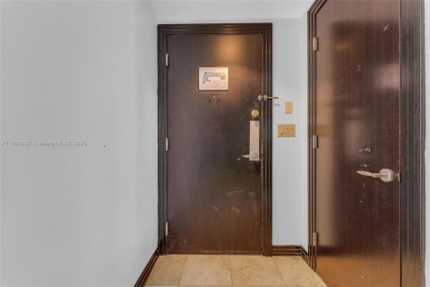 Condo in Miami Beach, Florida  № 1854844 - photo 19