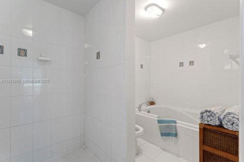 Снять в аренду кондоминиум в Серфсайд, Флорида 3 спальни, 140.28м2, № 1992484 - фото 9