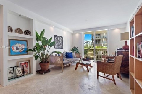 Снять в аренду кондоминиум в Серфсайд, Флорида 3 спальни, 140.28м2, № 1992484 - фото 2