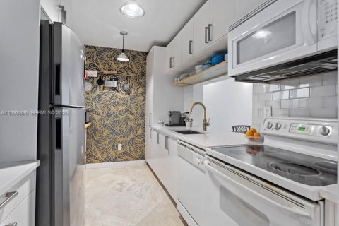 Снять в аренду кондоминиум в Серфсайд, Флорида 3 спальни, 140.28м2, № 1992484 - фото 5